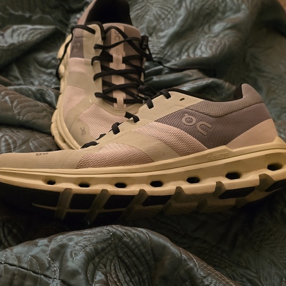 On Running cloudrunner shoes - Picture 5 of 7